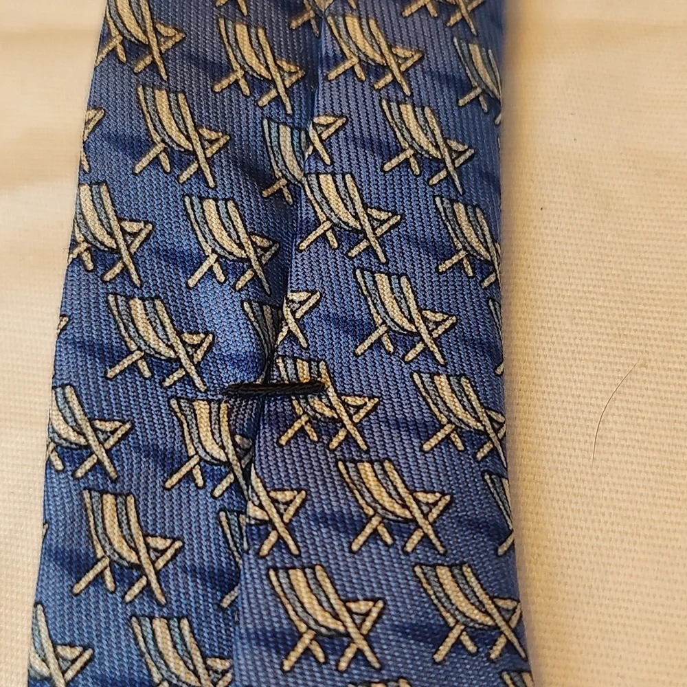 Vineyard Vines blue hand painted lounge chair tie